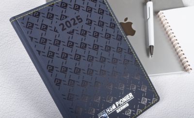 Kalendarz a4 firmowy z tłoczeniem wzoru i chromowane logo
