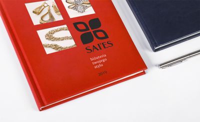 Kalendarz z grafika w okienkach