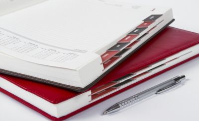 Wycinane registry w kalendarzu książkowym