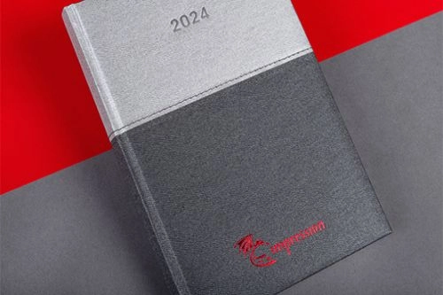 Czerwony hotstamping i łączenie materiałów na okładce