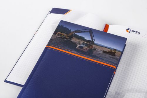 Kalendarz z grafiką na okładce