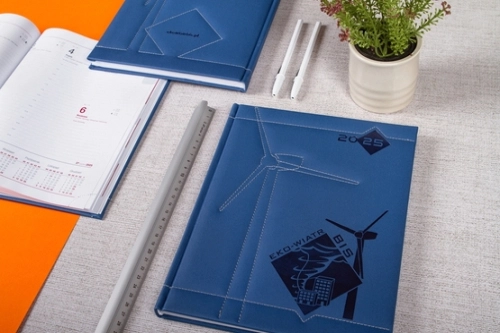 Notes A4 z szyciem na okładce i dużym tłoczeniem