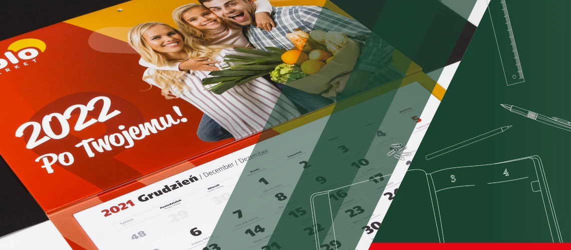 Kalendarze trójdzielne z logo to całoroczny marketing na ścianie