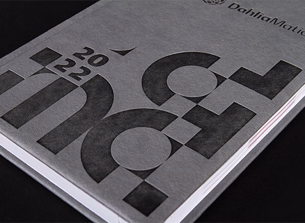 Szara okładka notatnika reklamowego A5 z dużym tłoczeniem geometrycznego wzoru
