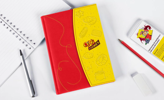 Notes a5 zamykany na klapkę z tłoczeniem wzoru 