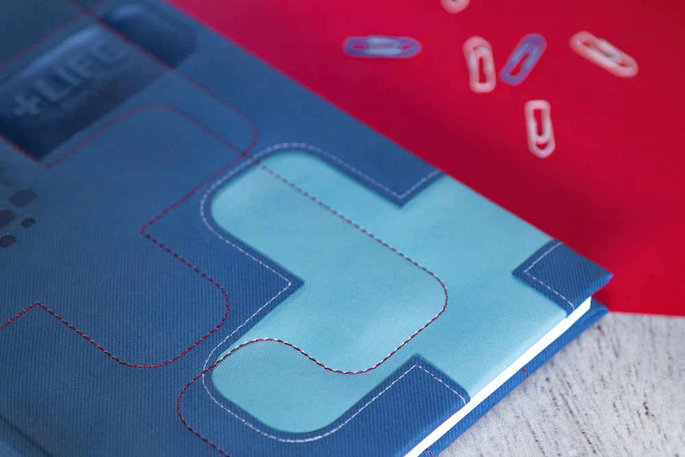 4 kalendarz ksiazkowy z laczeniem materialu