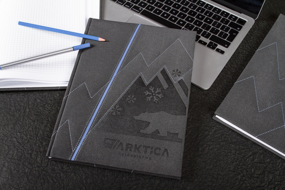 Organizer A4 z efektowym szyciem i tłoczoną grafiką