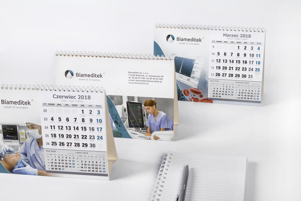 Kalendarze biurkowe stojące - portfolio - kalendarz-biurkowy-stojacy-1.jpg