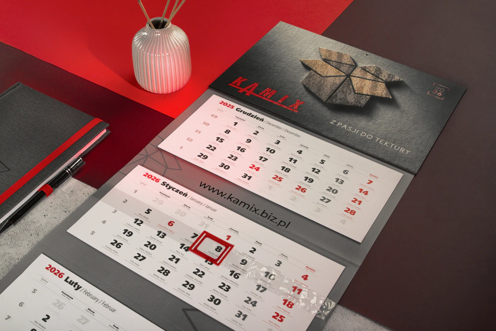 1 firmowy kalendarz trojdzielny z grafika