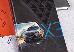 Czarny organizer książkowy A5 tygodniowy z tłoczonym wzorem trójkątów i wklejonym zdjęciem samochodu BMW