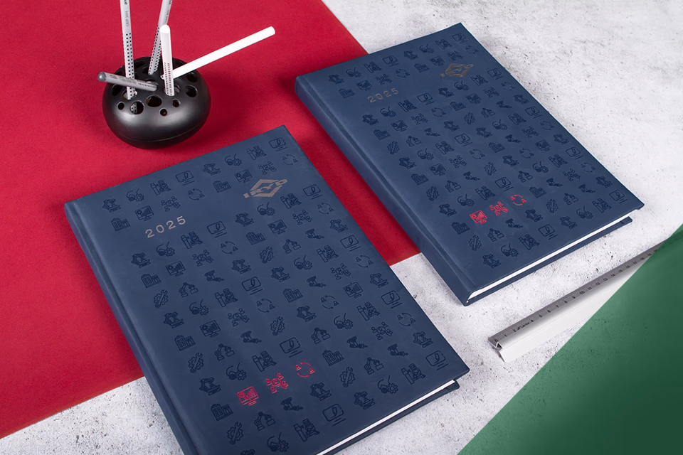 Kalendarz książkowy dzienny A4 opracowany dla salonu samochodowego z tłoczonym wzorem