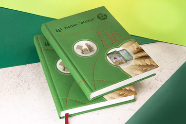 Zielony kalendarz A4 książkowy dzienny w płóciennej oprawie z przeszyciem grafiki