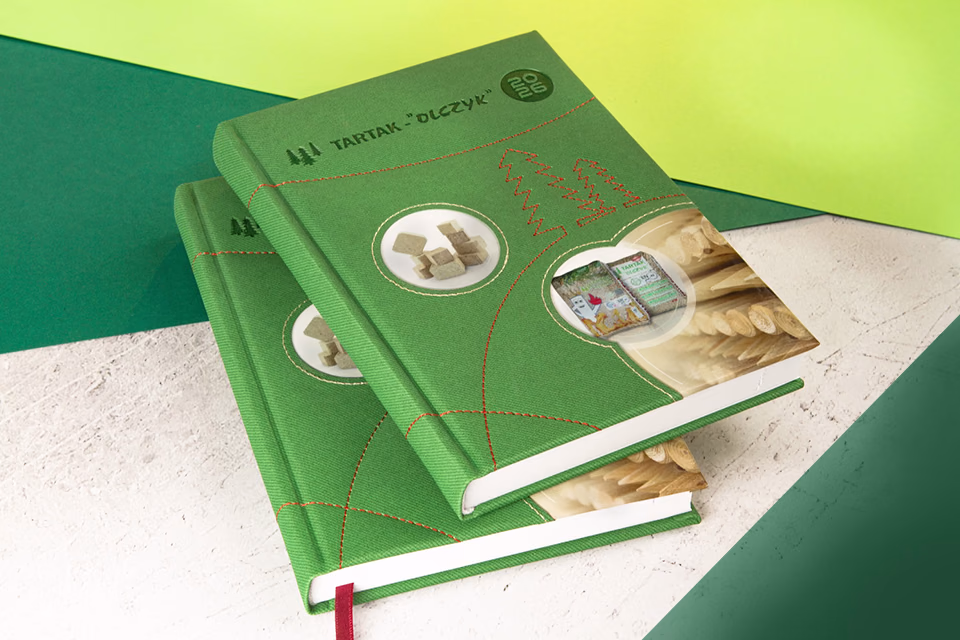 Zielony kalendarz A4 książkowy dzienny w płóciennej oprawie z przeszyciem grafiki
