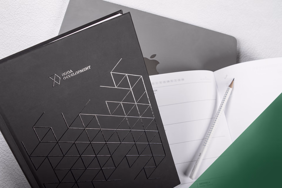 Firmowy kalendarz książkowy A4 tygodniowy z notesem i srebrzonym wzorem geometrycznym