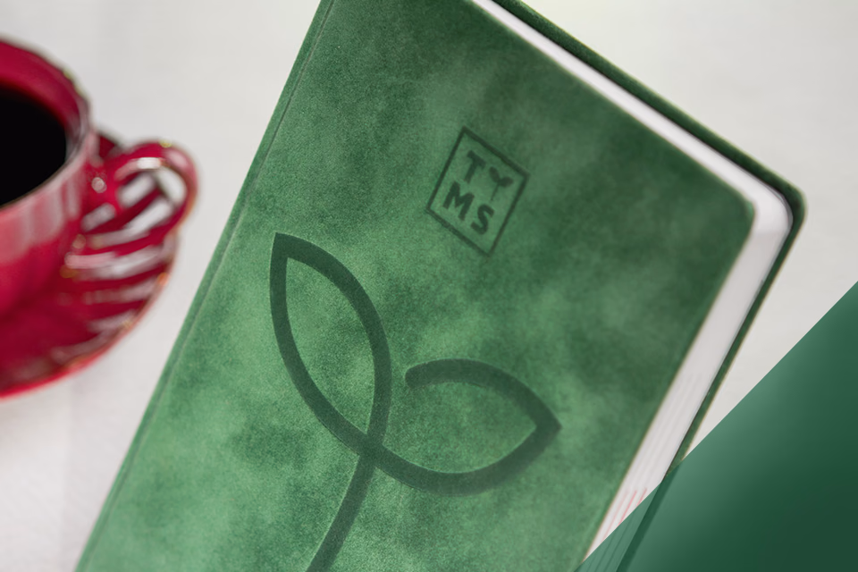 Zielony kalendarz książkowy tygodniowy A4 z notesem i tłoczeniem okładki