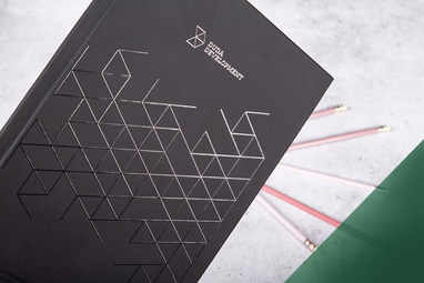 Kalendarz książkowy czarny A6 kieszonkowy ze nadrukiem UV wzoru geometrycznego na okładce