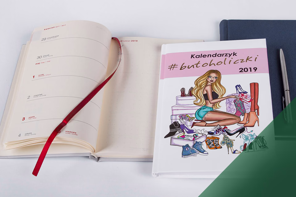 Kalendarz książkowy A6 tygodniowy dla firmy w kolorowej okładce z ilustracją