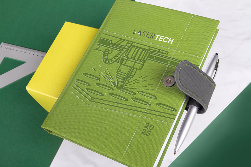 Zielony kalendarz książkowy A6 tygodniowy z tłoczoną dużą ilustracją maszyny