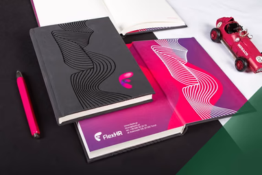 Czarny notatnik reklamowy A5 w kropki z falistą grafiką tłoczoną na okładce