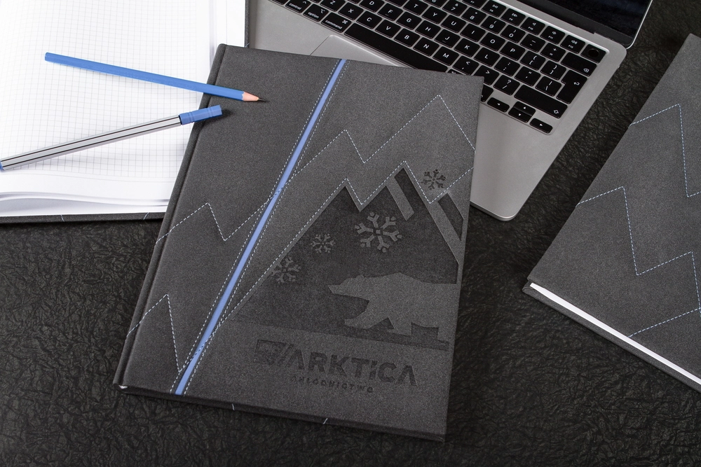 Notatnik reklamowy z nadrukiem logo i interesującym tłoczeniem grafiki