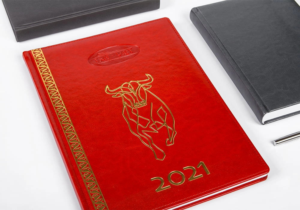 kalendarz złoty hotstamping logo na okladce terminarza ksiazowego
